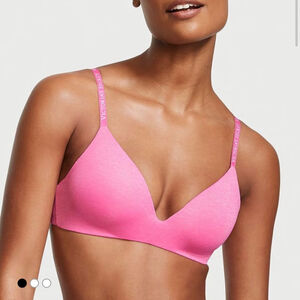 Victoria's Secret T-Shirt
Hollywood Pink Smooth Logo Strap Lined Wireless Bra